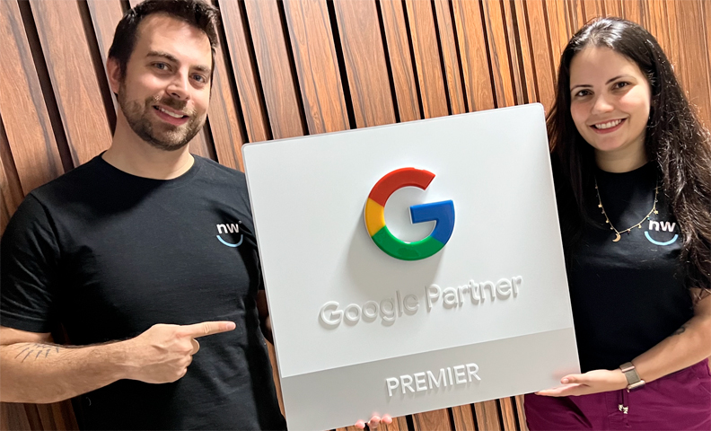 Francis Trauer e Bruna Trauer segurando a placa de Google Partner Premier recebida pela NerdWeb.