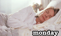 Diane Keaton em cena de um filme em que ela está deitada na cama chorando e no canto da imagem está escrito segunda-feira em inglês.