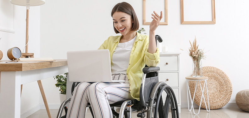 mulher com deficiência motora em uma cadeira de rodas buscando por vagas de emprego no LinkedIn