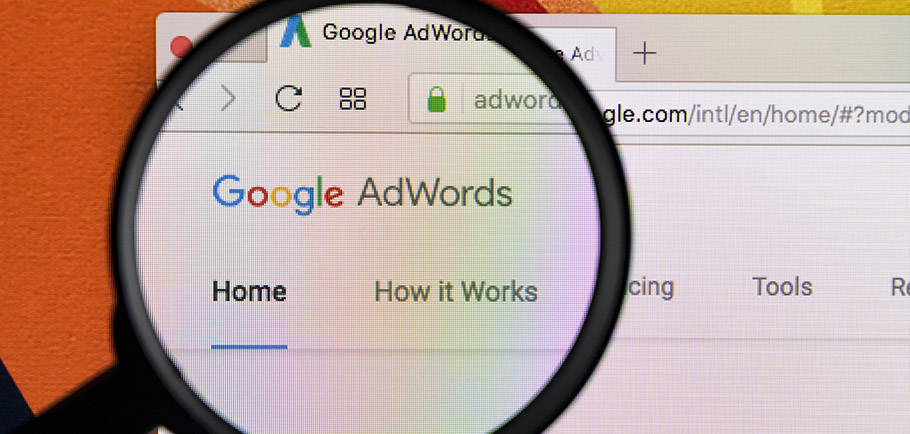 Lupa sobre o ícone do Google AdWords.