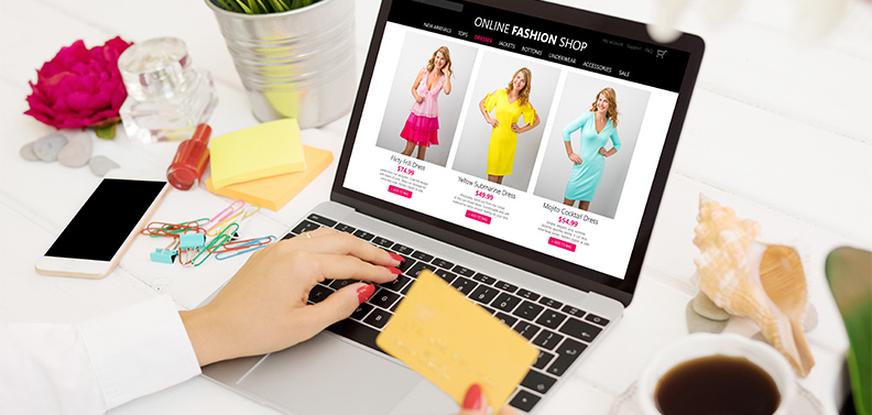 mulher comprando roupas online com um gift card