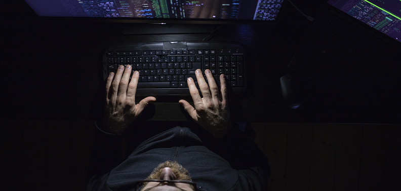 hacker invadindo site de e-commerce para roubar dados dos clientes