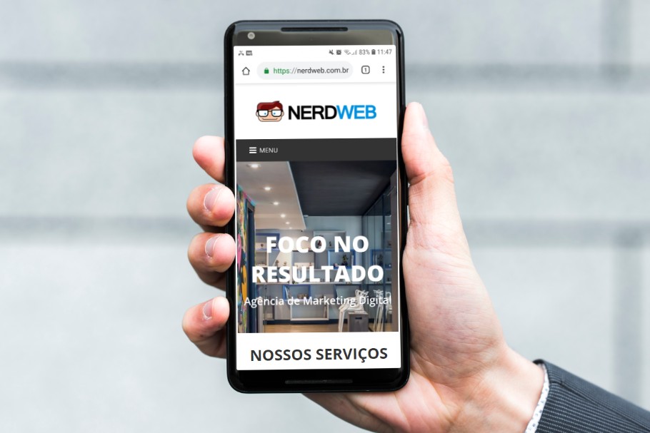 Site da NerdWeb aberto em um celular, demonstrando o designt responsivo.