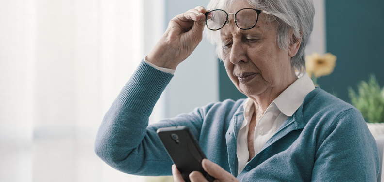 idosa lendo fake news na internet pelo celular