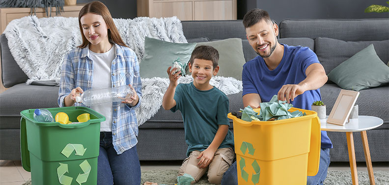 pais ensinando seu filho a separar o lixo 